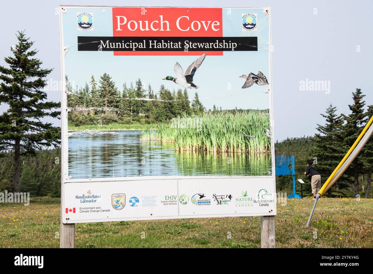 Insegna di gestione dell'habitat municipale presso Shoe Cove Park sulla NL 20 a Pouch Cove, Newfoundland & Labrador, Canada Foto Stock