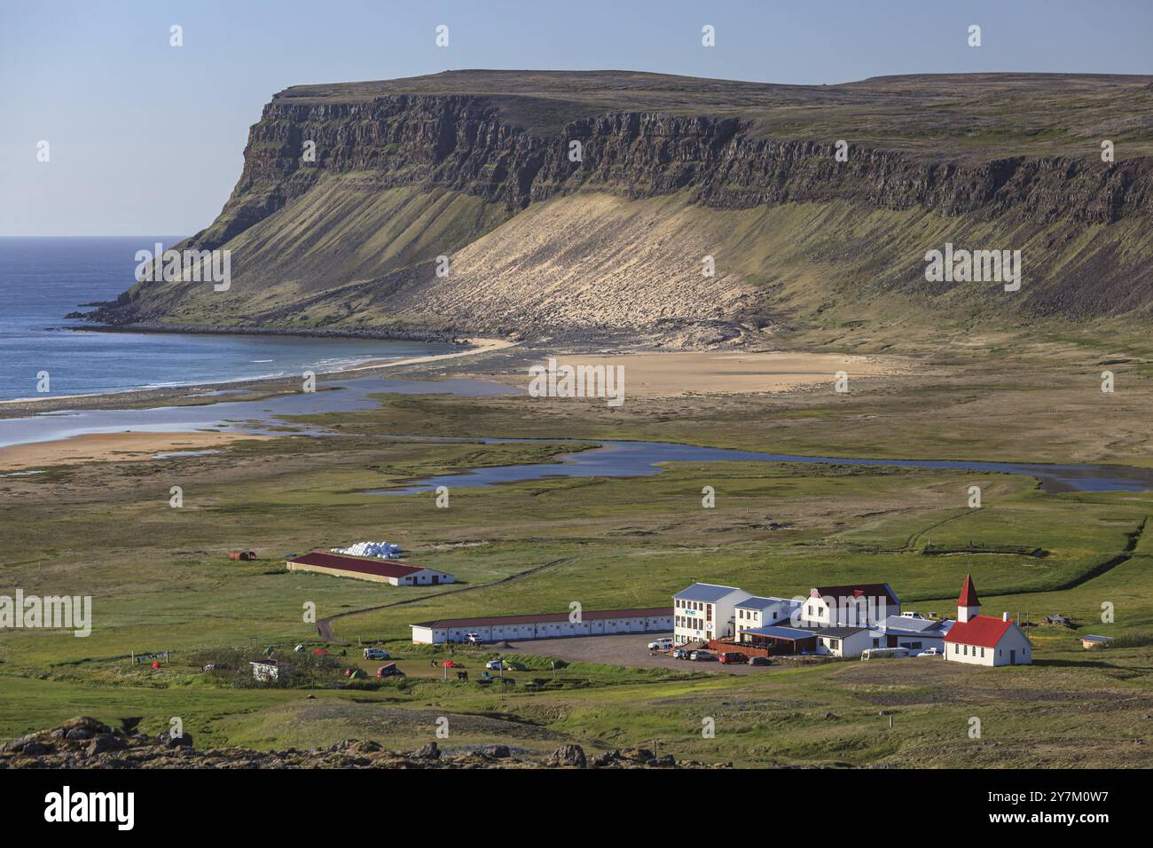 Fattoria e chiesa, mare, spiaggia, montagne, soleggiato, Summer, Breidavik, Westfjords, Islanda, Europa Foto Stock