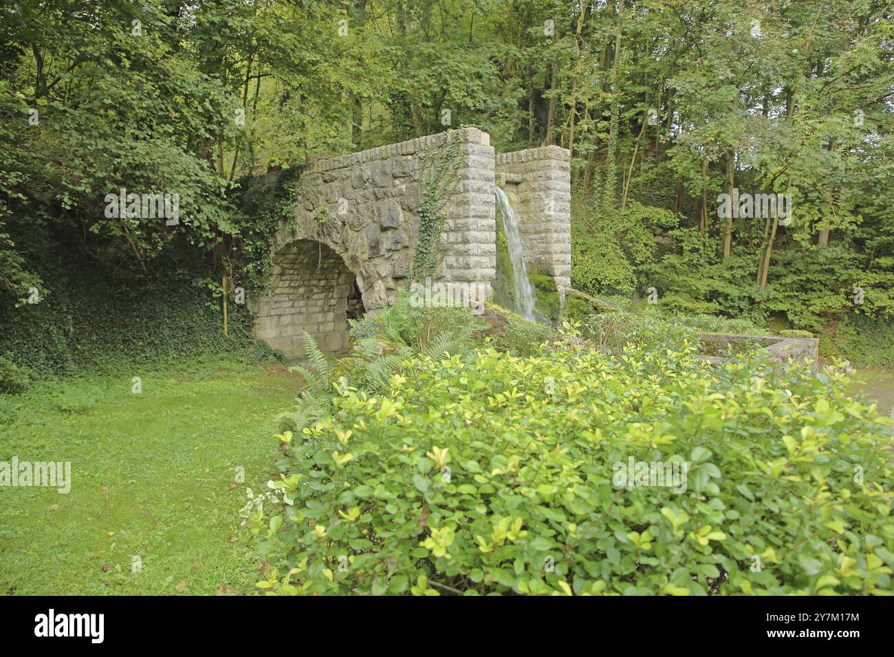 Ponte con tubo dell'acqua di Schaumburger Bach, Balduinstein, Lahn, Renania-Palatinato, Germania, Europa Foto Stock