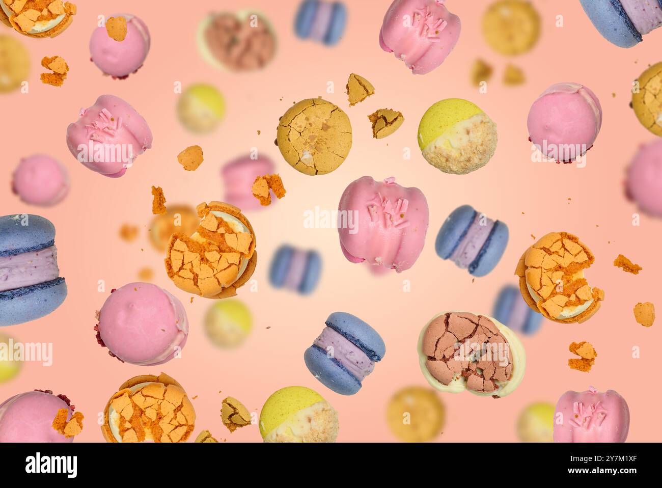 Macaron multicolore con sapori di frutta che levitano su sfondo beige, il dessert è rotto e intero Foto Stock