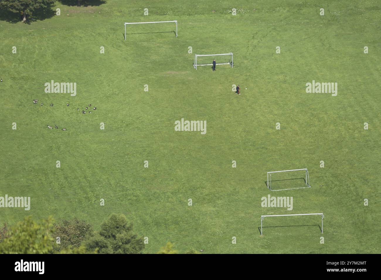 Vista dal castello di Nassau al campo da calcio con Tor Tor Tor e due giocatori a Lahntal, parco giochi, vista dall'alto, parco giochi, vuoto, prato, tempo libero, piedi Foto Stock