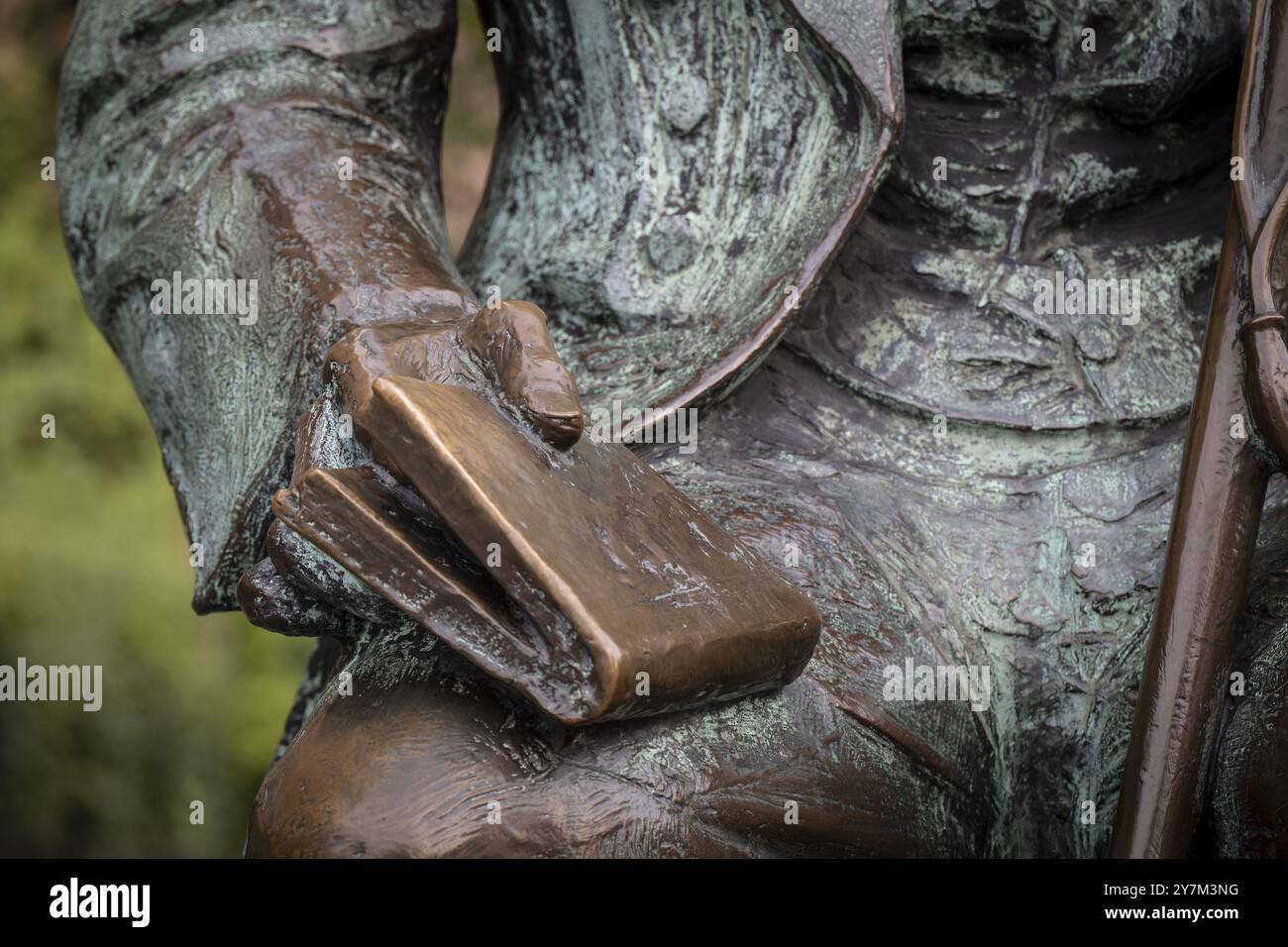 Poeta e scrittore Hans Christian Andersen che tiene in mano un libro, dettaglio scultura in bronzo di Henry Luckow-Nielsen, Hans Christian Andersens Bouleva Foto Stock