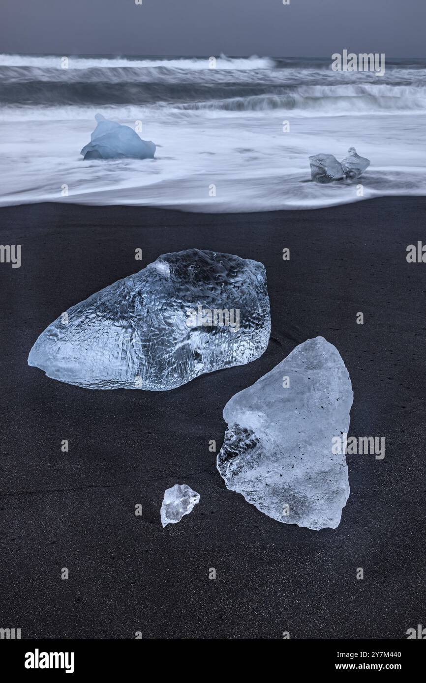 Banchi di ghiaccio, spiaggia, mare, onde, nuvoloso, Diamond Beach, Breidamerkursandur, Joekulsarlon, Islanda, Europa Foto Stock