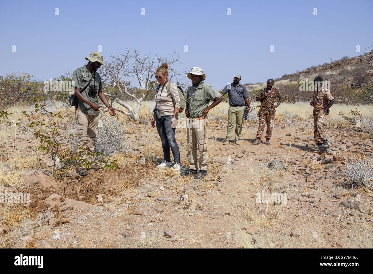 Gruppo turistico in viaggio per rinoceronti, Huab Conservancy, vicino a Khorixas, regione di Kunene, Namibia, Africa Foto Stock