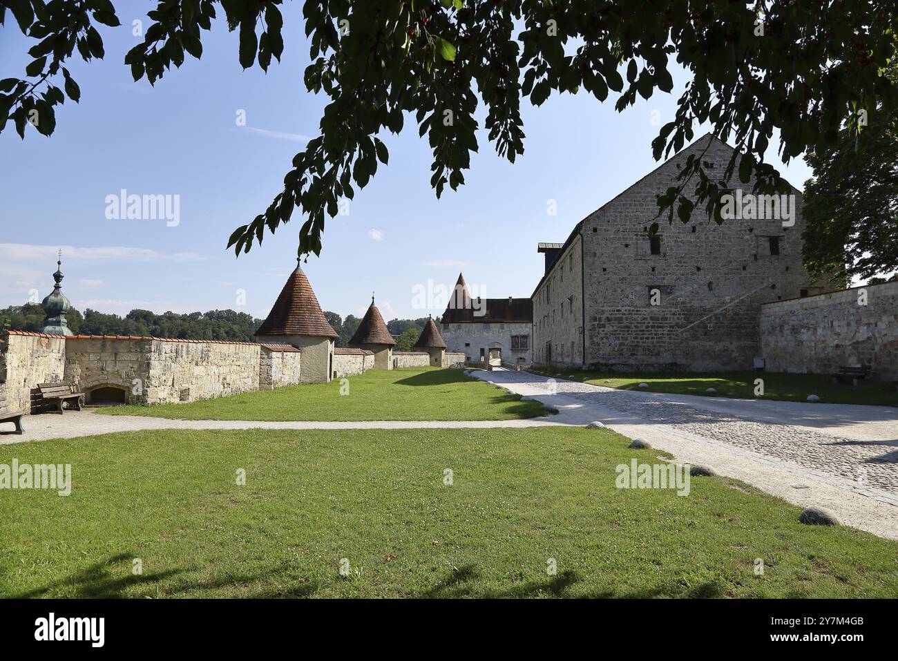 Mura fortificate con torri difensive, XIV-XV secolo, sul terreno del castello, il castello più lungo d'Europa, il castello n. 48, Burghausen, alta Baviera, Foto Stock