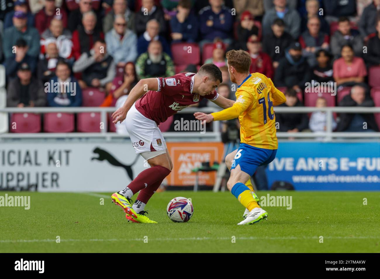 Aaron McGowan del Northampton Town viene fregato da Stephen Quinn del Mansfield Town durante la prima metà della partita di Sky Bet League 1 tra Northampton Town e Mansfield Town al PTS Academy Stadium di Northampton, sabato 28 settembre 2024. (Foto: John Cripps | mi News) crediti: MI News & Sport /Alamy Live News Foto Stock