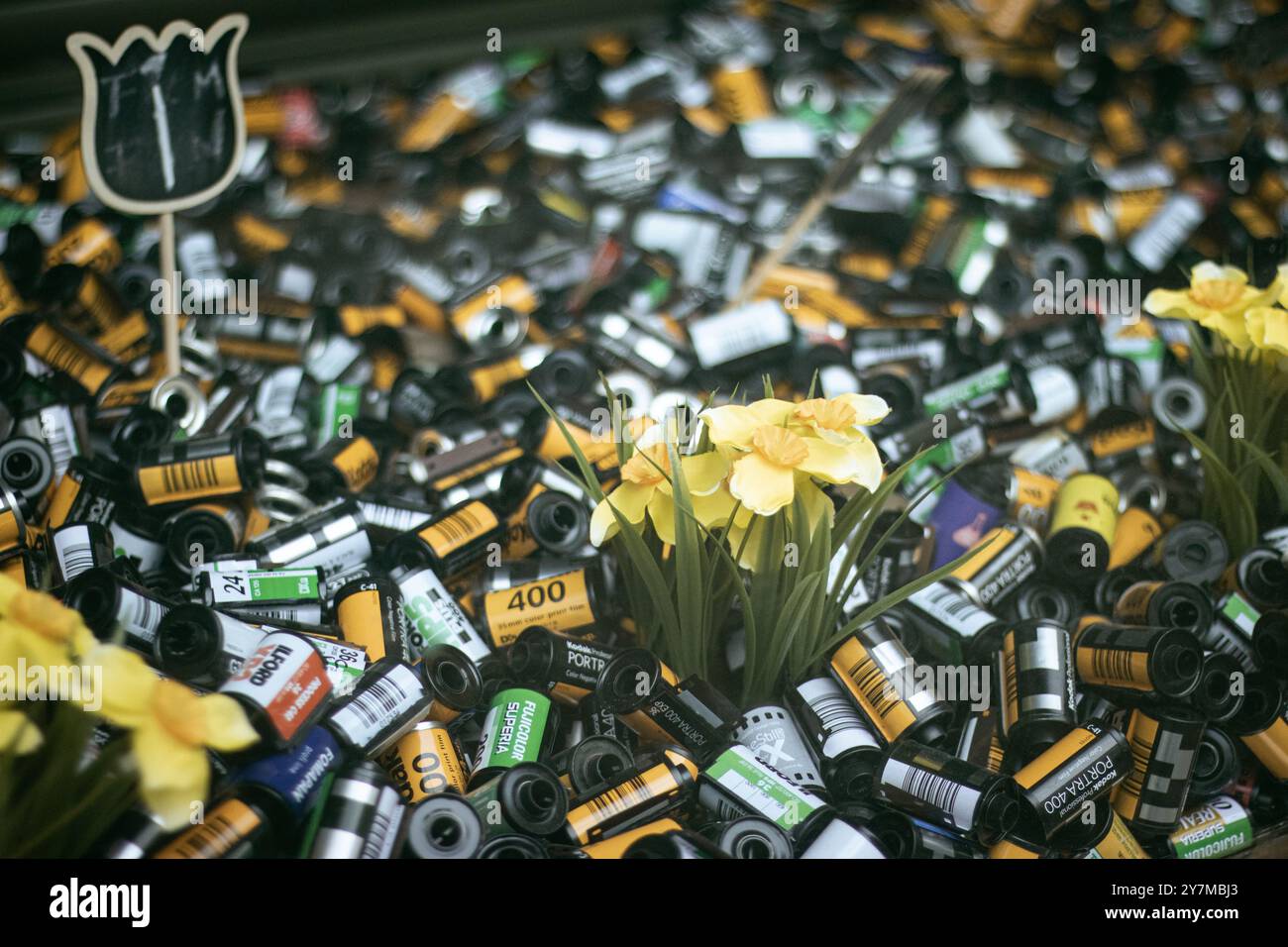 Londra, Inghilterra, aprile 30 2023: Centinaia di pellicole analogiche in un negozio Foto Stock