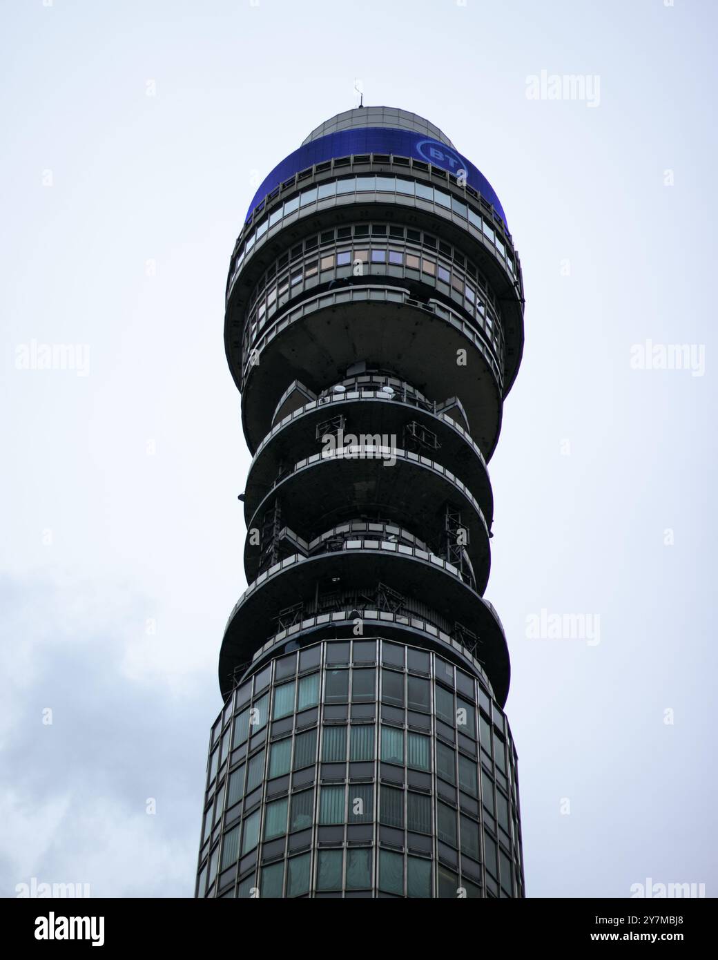 Londra, Inghilterra, aprile 30 2023: BT Tower a Londra con vista dal basso sullo sfondo del cielo Foto Stock