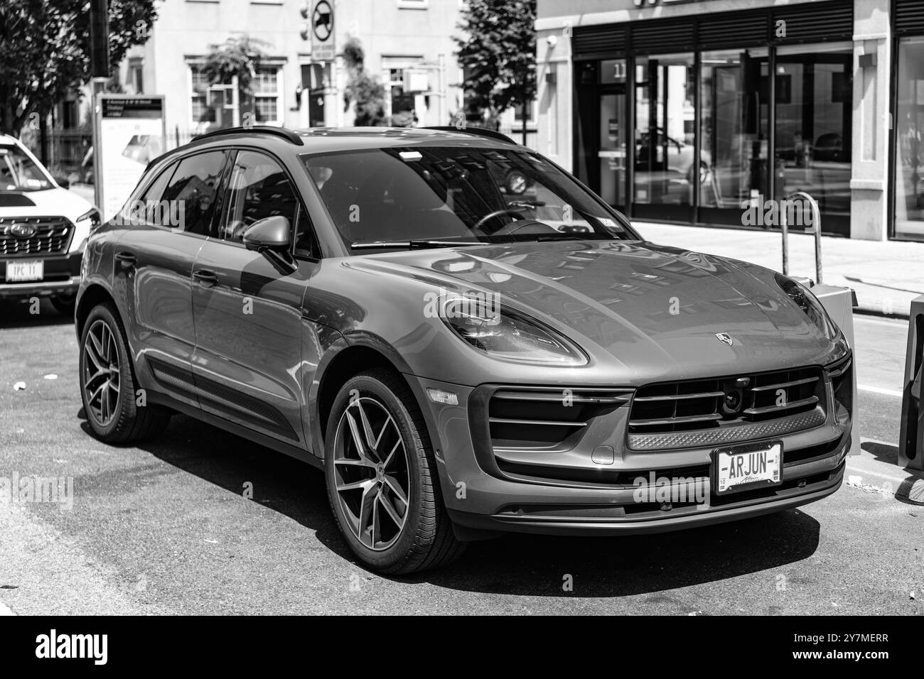 New York City, USA - 5 agosto 2023: 2023 Porsche Macan T SUV Ruby Red, vista frontale e laterale, parcheggio Foto Stock