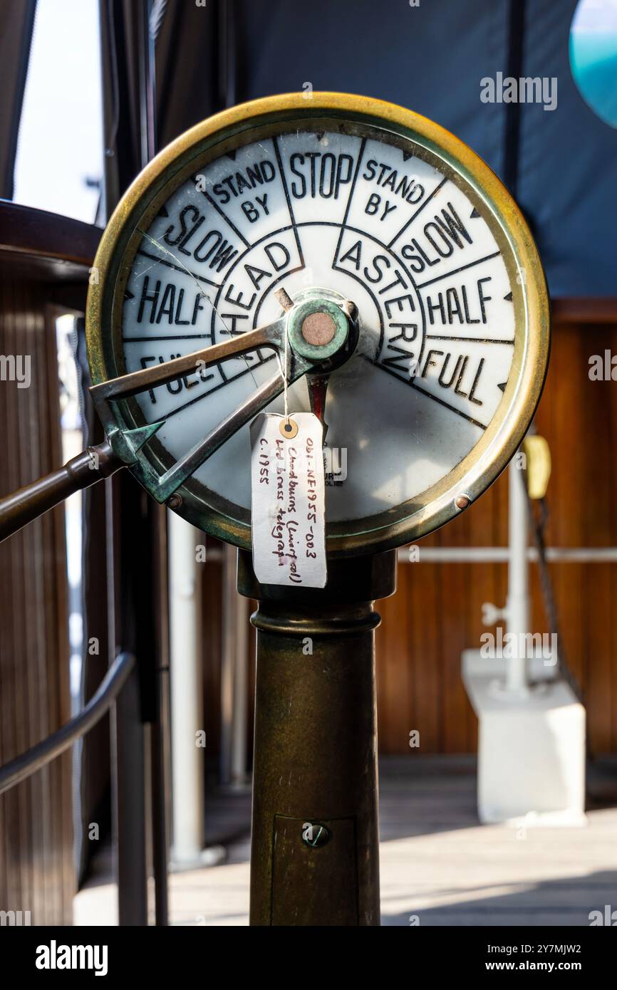 Engine Order Telegraph (chadburn) presso il ponte del piroscafo SS Robin costruito nel 1890, Trinity Buoy Wharf, Londra, Inghilterra Foto Stock