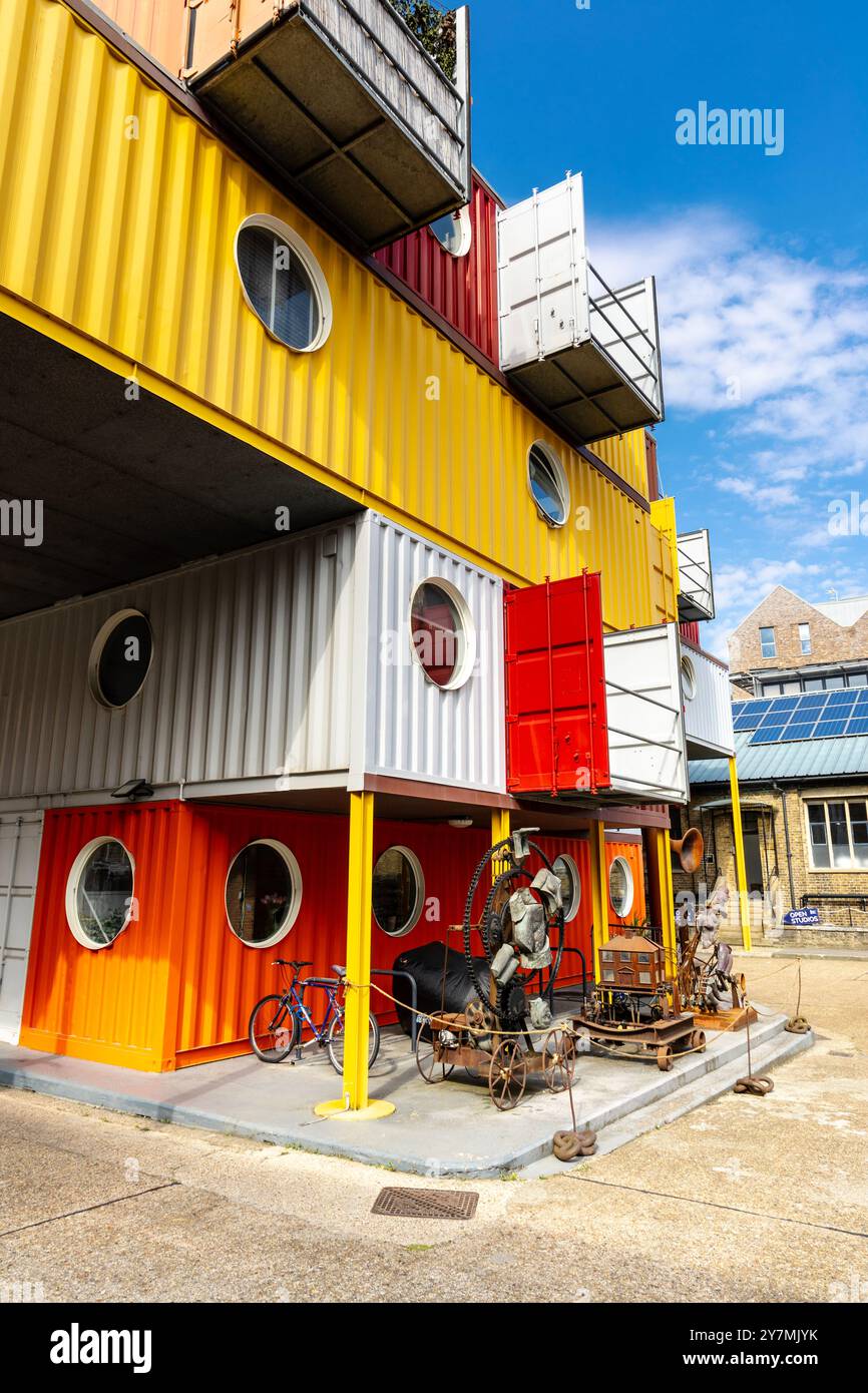 Container City - monolocali realizzati con container di spedizione a Trinity Buoy Wharf, Londra, Inghilterra Foto Stock