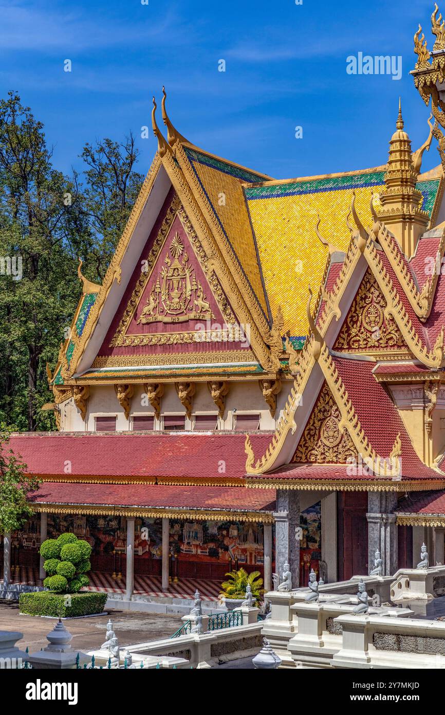 Inginocchiate statue di Buddha della Triptika Library, di fronte alla Preah, raggiungi Damnak e gli affreschi Ramayana nel Palazzo reale di Phnom Penh, Cambogia Foto Stock