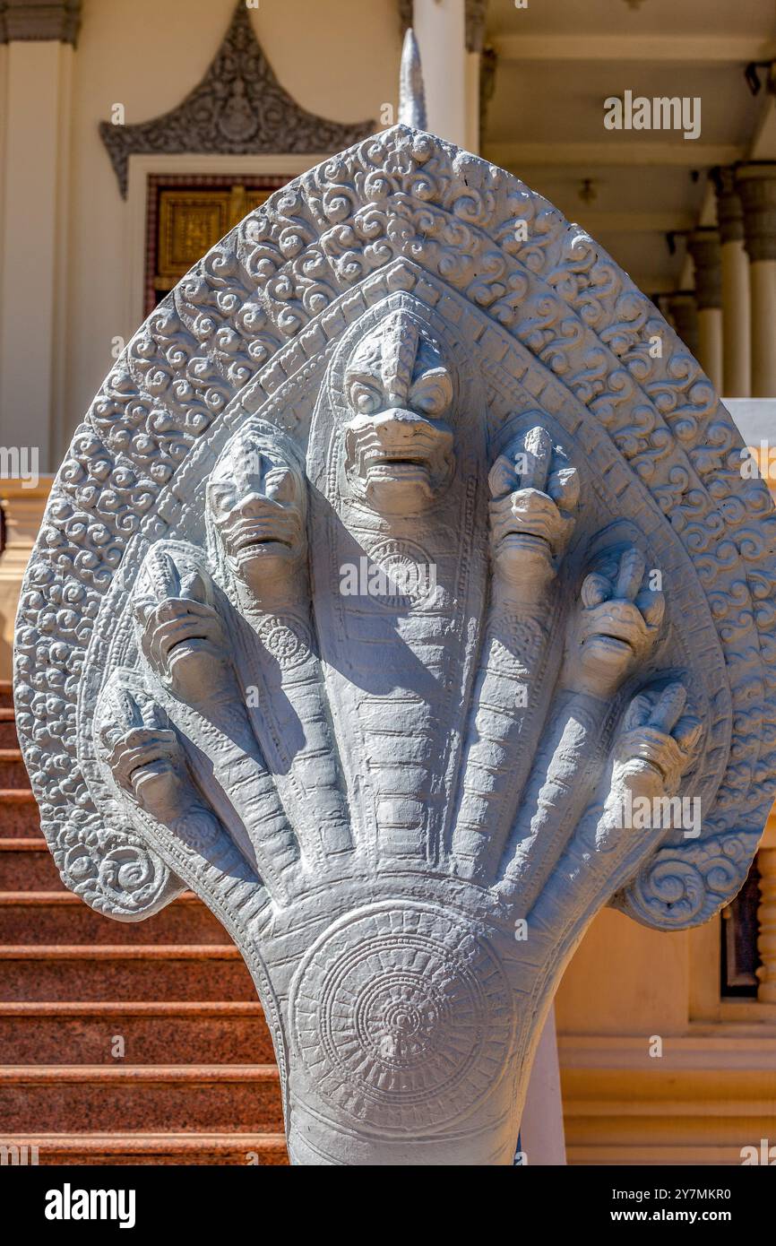 Naga ai gradini della sala del Trono, del Palazzo reale, di Phnom Penh, Cambogia Foto Stock