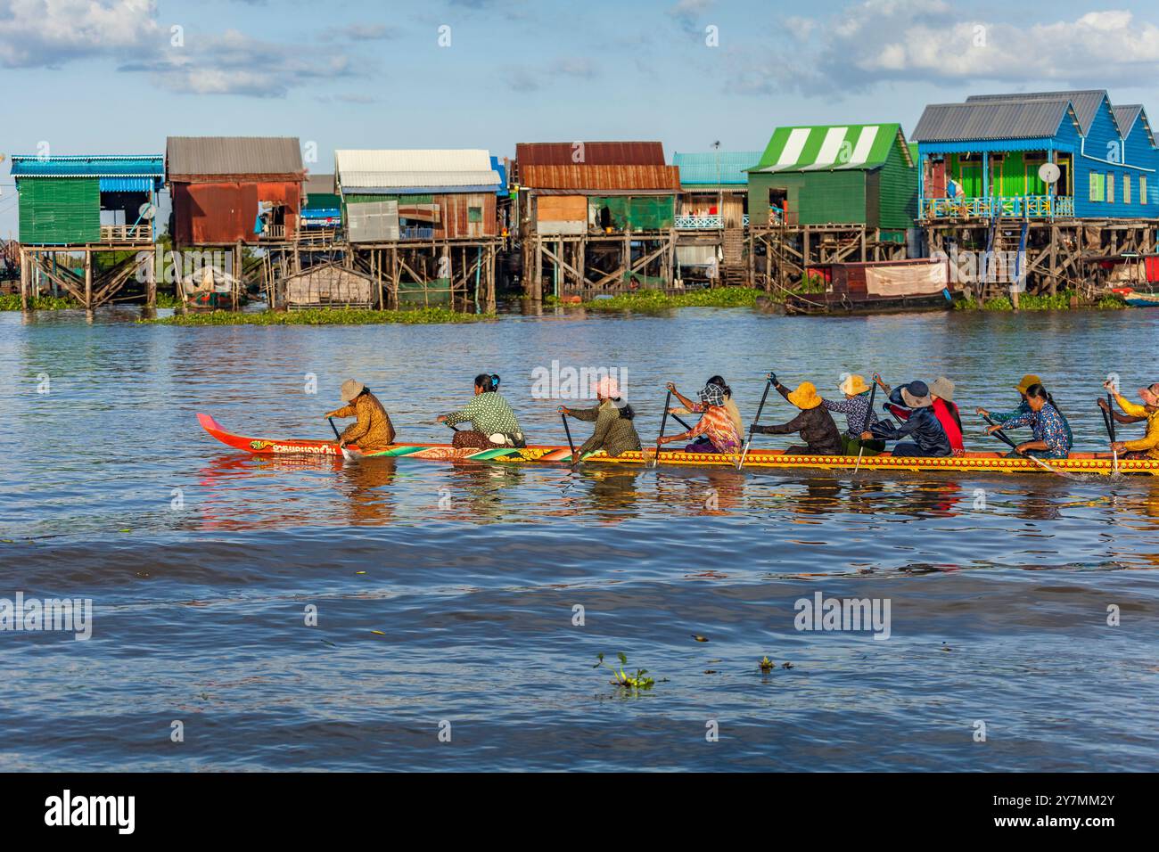 Le donne locali si allenano per la tradizionale corsa di draghi, il lago Tonle SAP, Cambogia Foto Stock