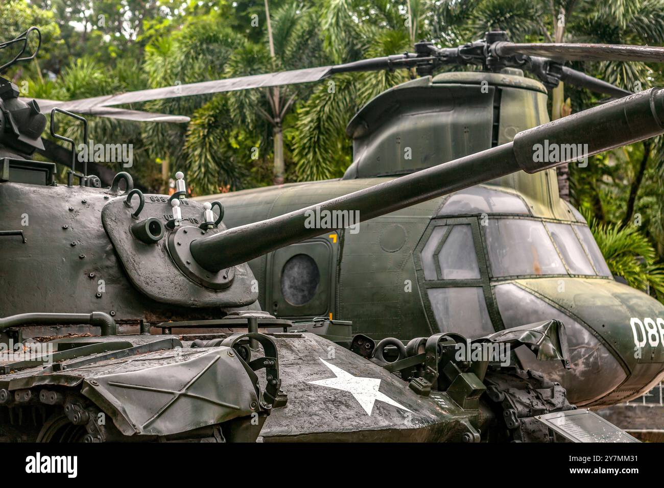Primo piano di carri armati e elicotteri statunitensi al War Remnants Museum, ho chi Minh City, Vietnam Foto Stock