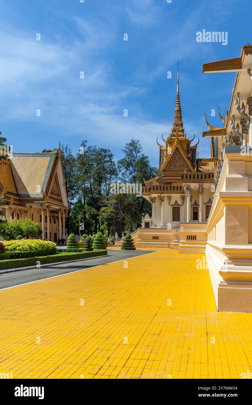 La sala del trono e Preah raggiungono l'ufficio amministrativo di Damnak Chan, il Palazzo reale, Phnom Penh, Cambogia Foto Stock