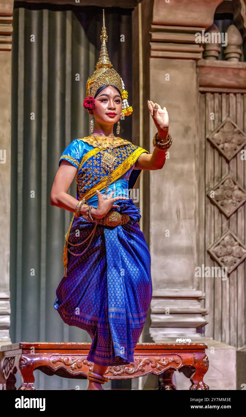 Tradizionale danza Khmer Mekhala, che mette in scena il trionfo della dea delle acque sul demone Reap Eysaur, Siem Reap, Cambogia Foto Stock