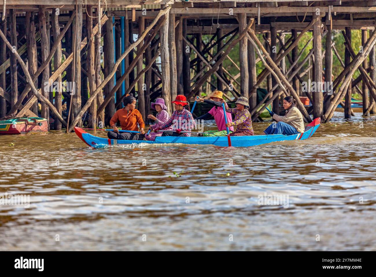 Le donne locali si allenano per la tradizionale corsa di draghi, il lago Tonle SAP, Cambogia Foto Stock