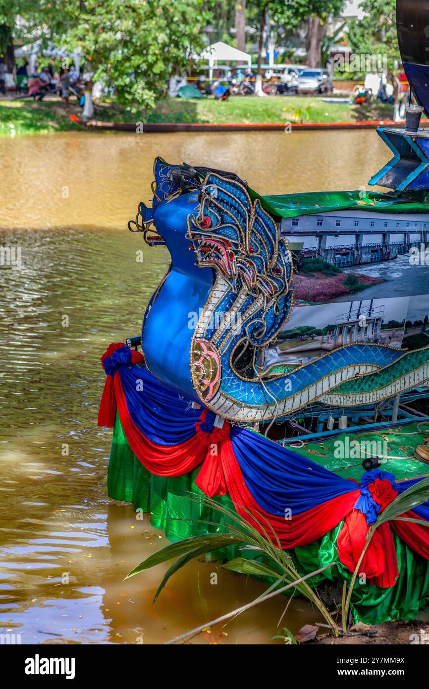 Prua decorata di una barca drago, Siem Reap, Cambogia Foto Stock