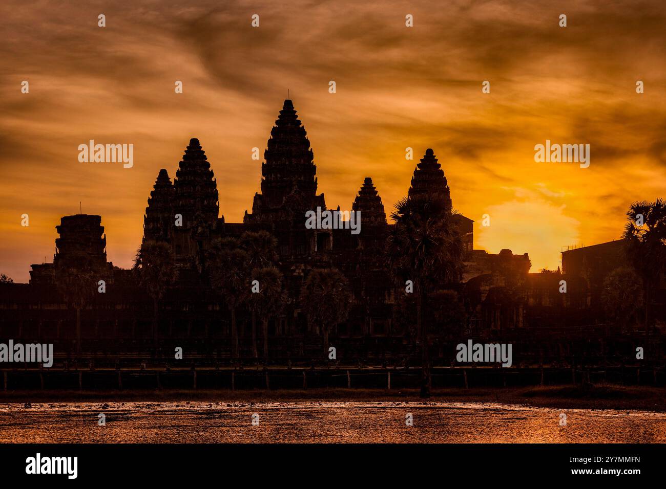 Alba sul tempio Khmer di Angkor Wat, Cambogia Foto Stock