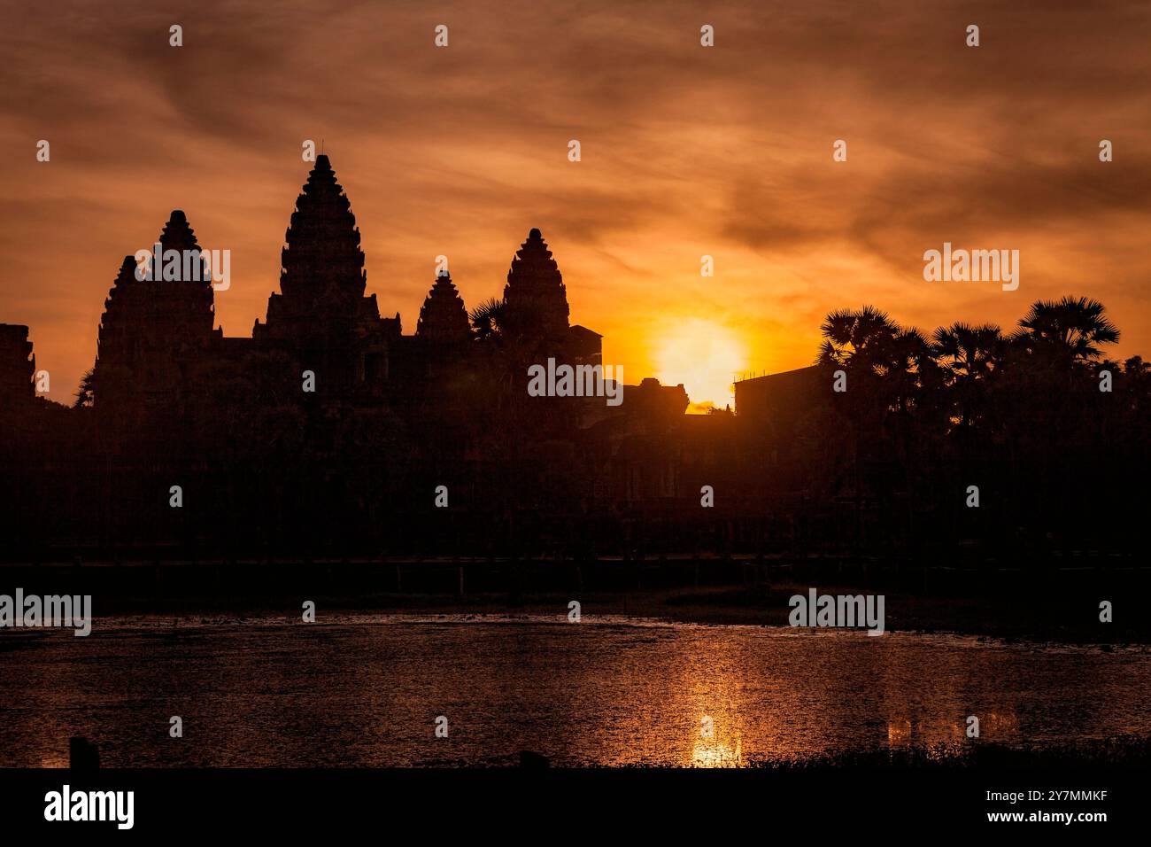 Alba sul tempio Khmer di Angkor Wat, Cambogia Foto Stock