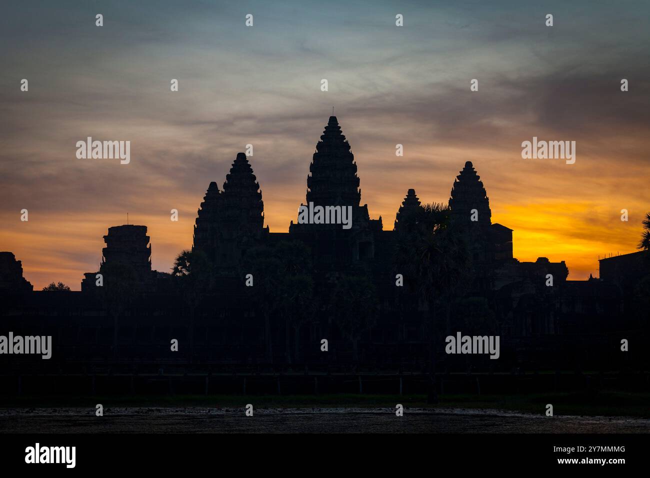 Alba sul tempio Khmer di Angkor Wat, Cambogia Foto Stock