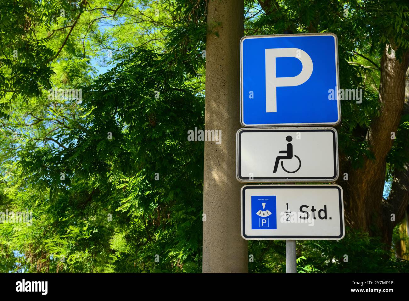 Segnali per il parcheggio per disabili in città Foto Stock