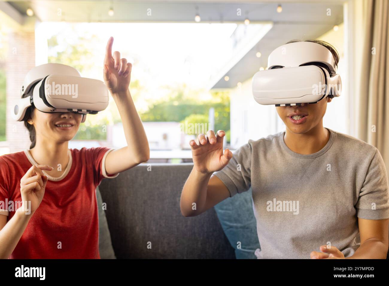 Utilizzando i visori per la realtà virtuale, la coppia può godersi l'esperienza di realtà virtuale a casa Foto Stock