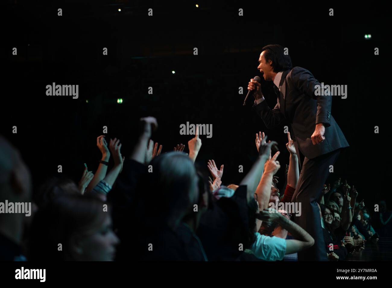 L'artista australiano Nick Cave si esibisce con i Bad Seeds alla Uber Arena di Berlino per il Wild Dog Tour Foto Stock