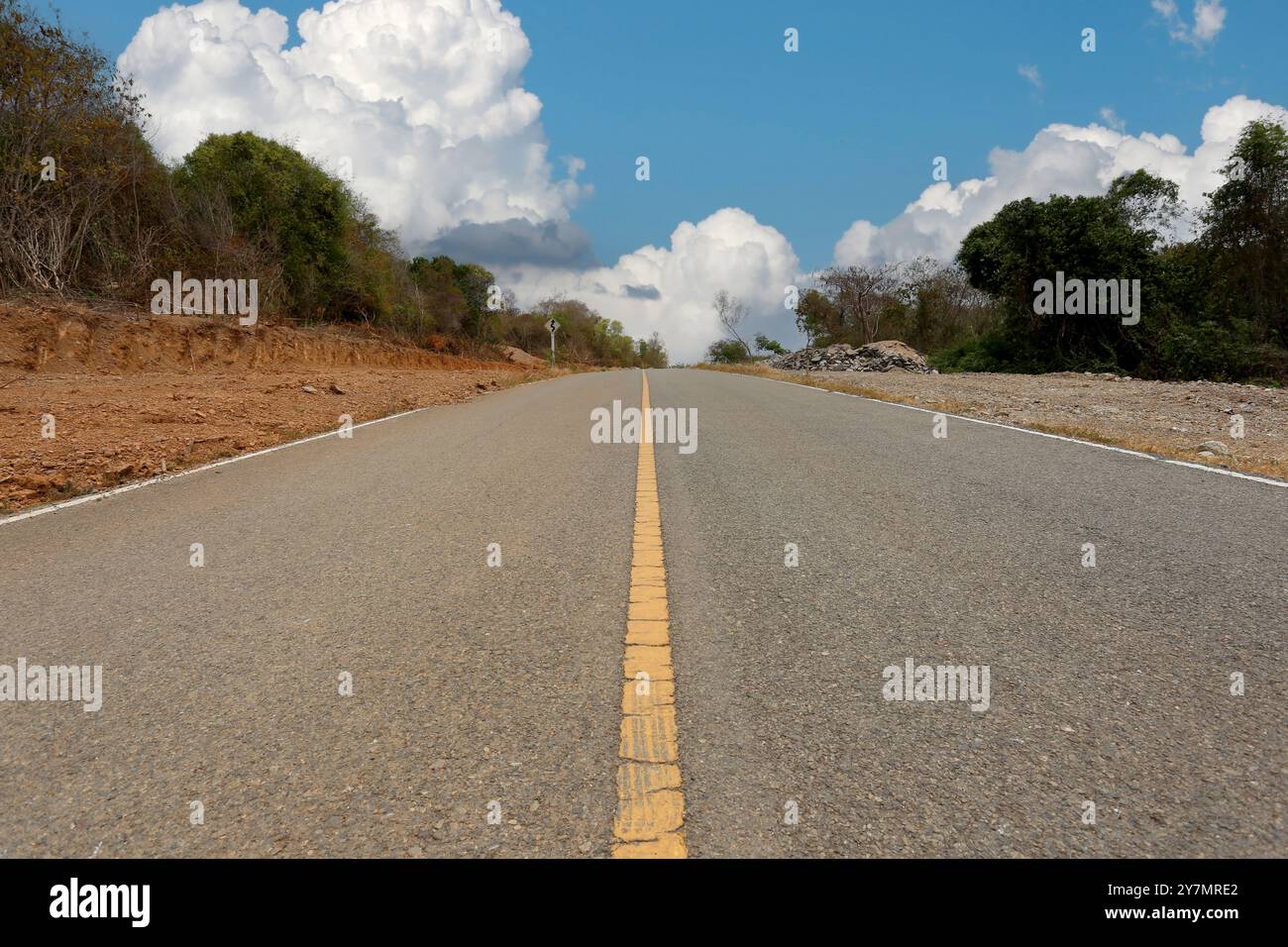 Una strada di montagna vuota in una giornata limpida con vista sul Monte Fuji sullo sfondo. Foto Stock