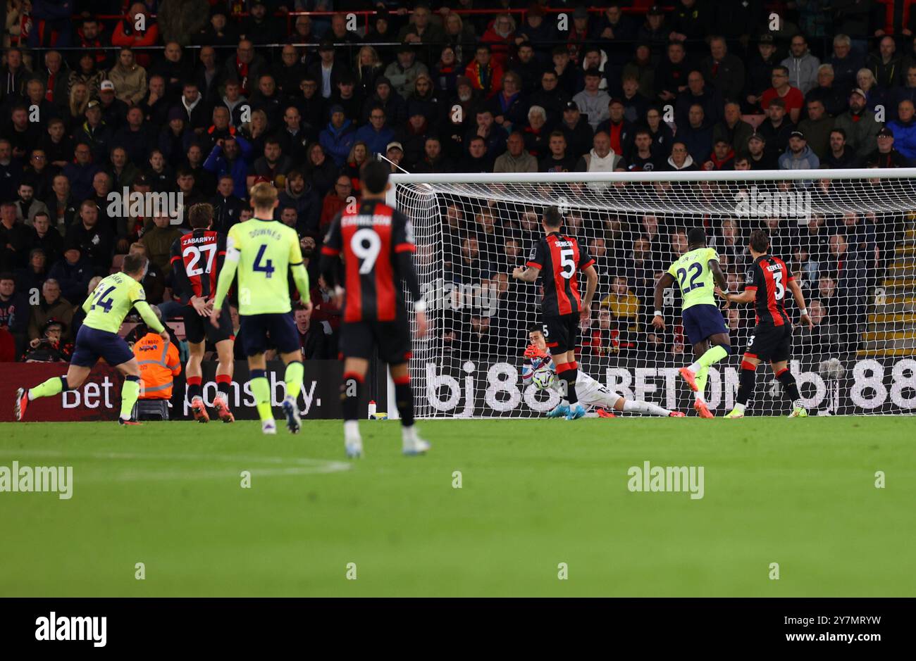 Vitality Stadium, Boscombe, Dorset, Regno Unito. 30 settembre 2024. Premier League Football, AFC Bournemouth contro Southampton; Arrizabalaga di Bournemouth salva il tiro in porta da Fraser of Southamption Credit: Action Plus Sports/Alamy Live News Foto Stock