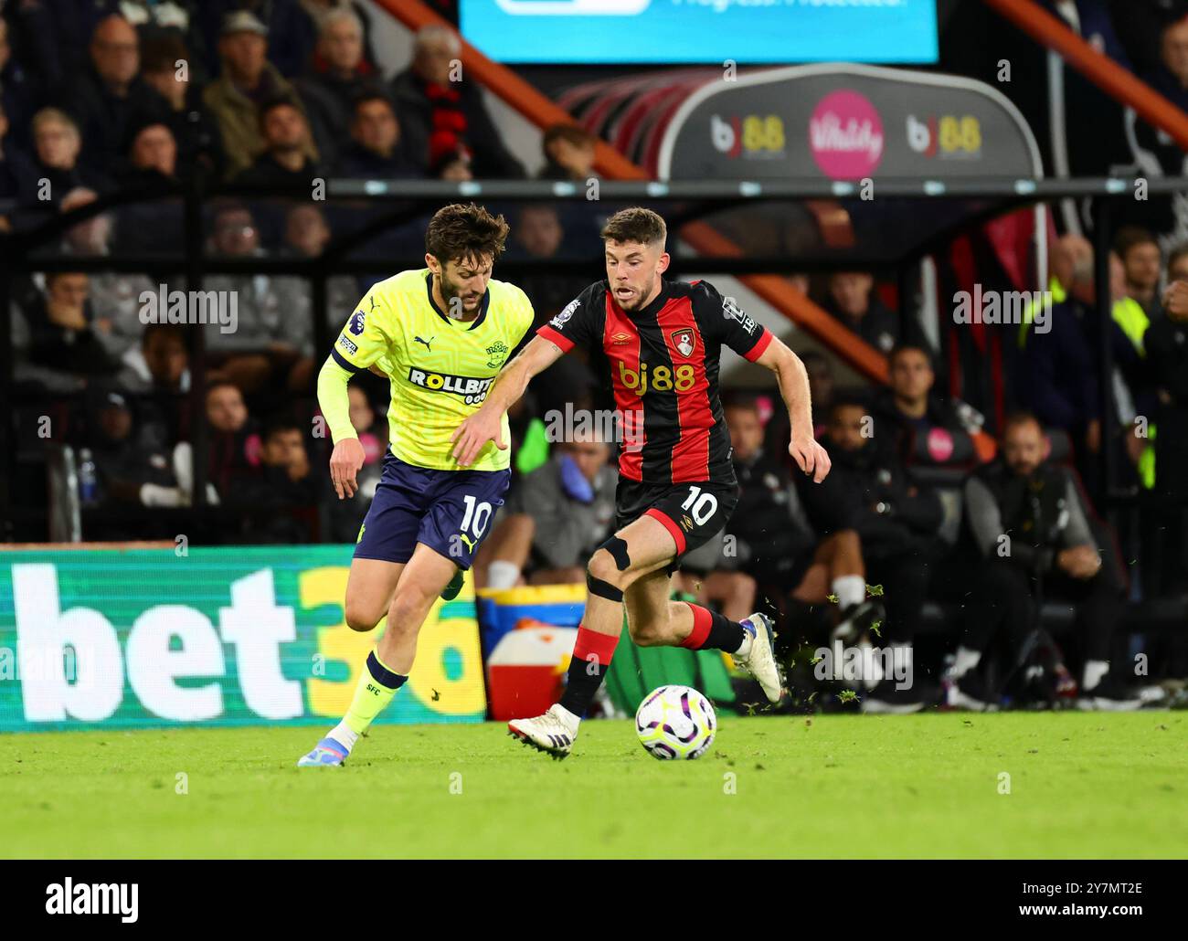 Vitality Stadium, Boscombe, Dorset, Regno Unito. 30 settembre 2024. Premier League Football, AFC Bournemouth contro Southampton; Christie of Bournemouth compete con il Lallana del Southampton Credit: Action Plus Sports/Alamy Live News Foto Stock