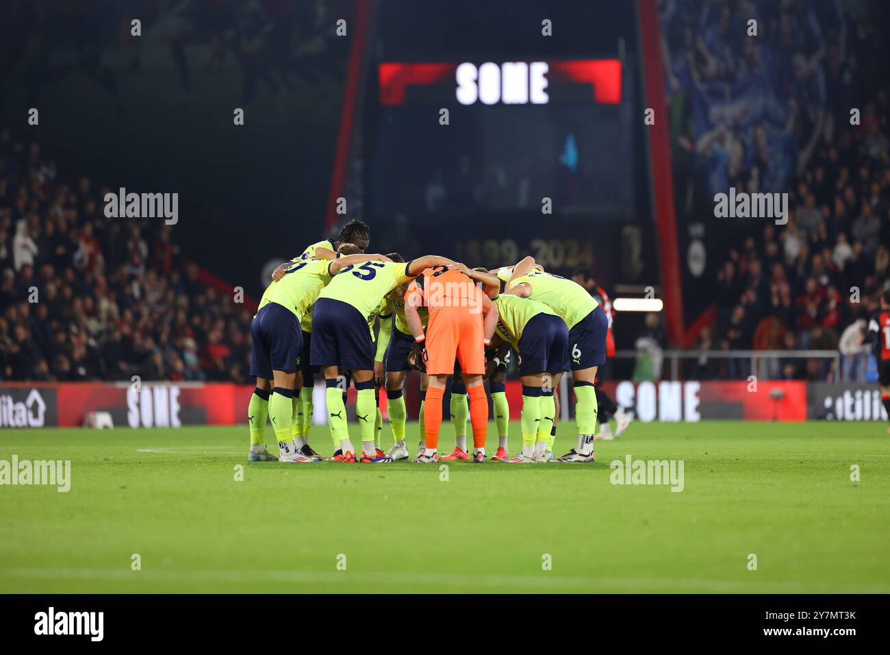 Vitality Stadium, Boscombe, Dorset, Regno Unito. 30 settembre 2024. Premier League Football, AFC Bournemouth contro Southampton; i giocatori del Southampton si riuniscono prima del calcio d'inizio della partita crediti: Action Plus Sports/Alamy Live News Foto Stock