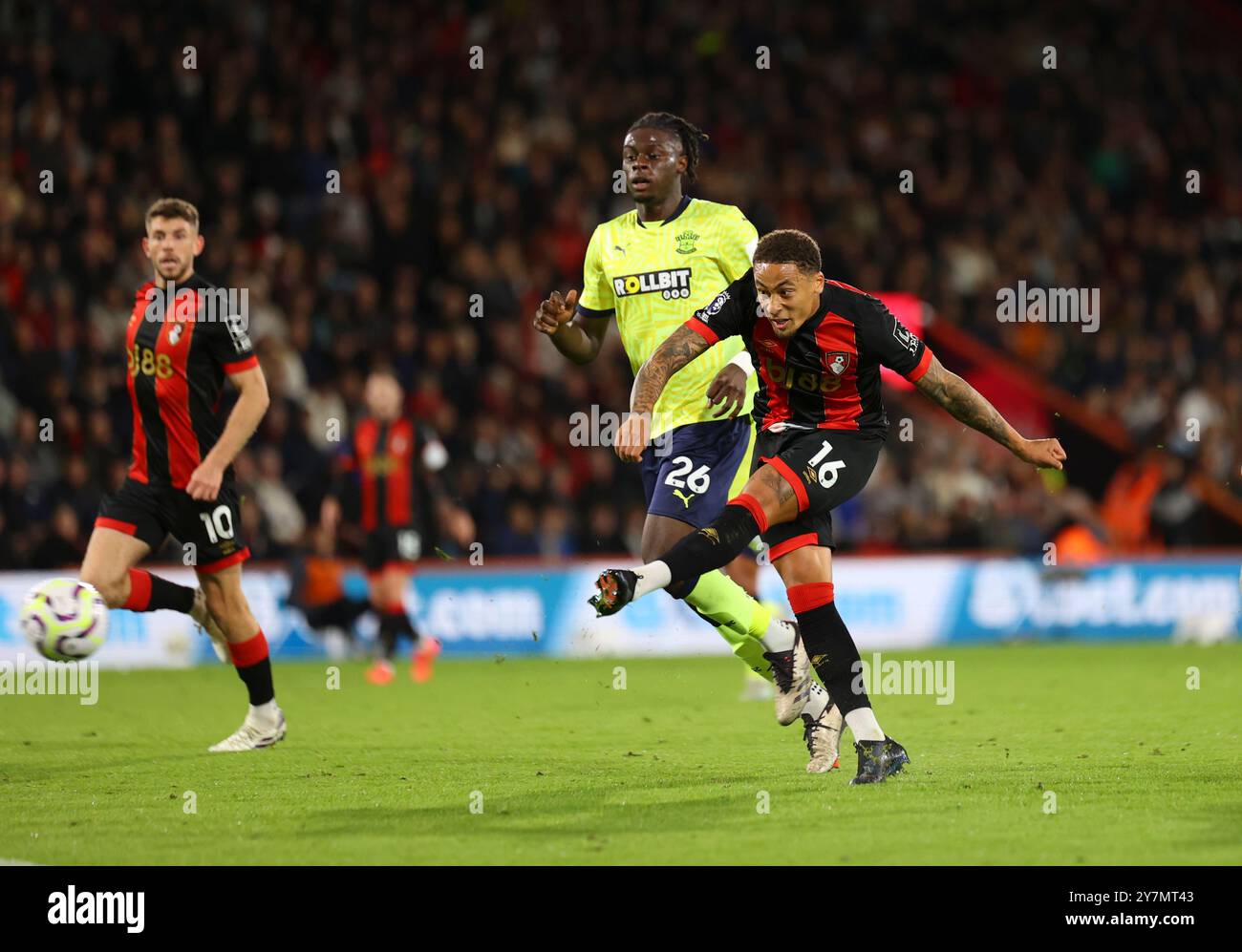 Vitality Stadium, Boscombe, Dorset, Regno Unito. 30 settembre 2024. Premier League Football, AFC Bournemouth contro Southampton; Tavernier di Bournemouth tira in porta crediti: Action Plus Sports/Alamy Live News Foto Stock