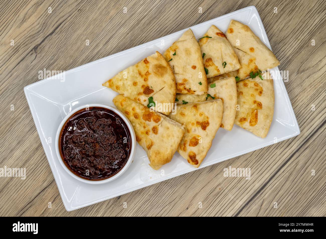 Vista dall'alto della cena, antipasto, pane focaccato con salsa di tapenade al pomodoro, tutto cucinato alla perfezione. Foto Stock