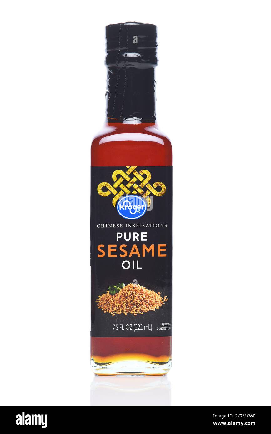 IRVINE, CALIFORNIA - 28 SETTEMBRE 2024: Una bottiglia di olio di sesamo puro Kroger. Foto Stock