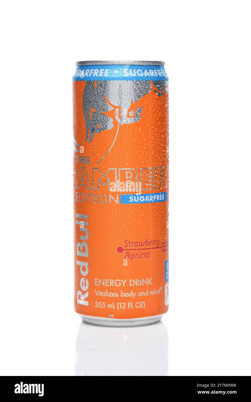 IRVINE, CALIFORNIA - 28 SETTEMBRE 2024: Una lattina di Red Bull Strawberry Apricot Sugar Free Energy drink, The Amber Edition. Foto Stock