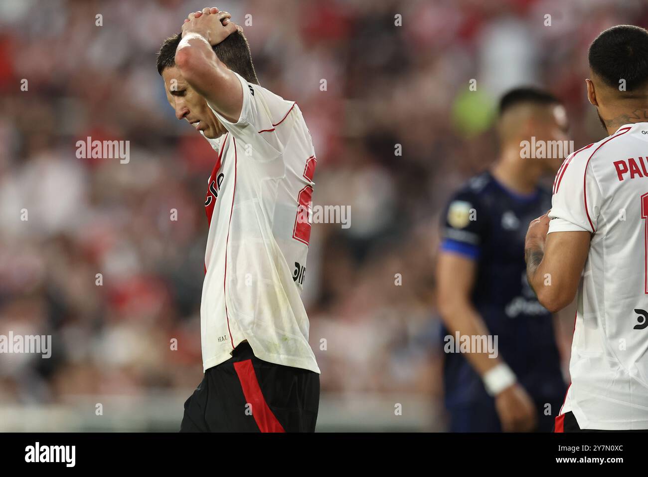 Buenos Aires, Argentina. 29 settembre 2024. Il centrocampista del River Plate Ignacio Fernandez (L) gesta dopo aver perso una possibilità di gol contro i Talleres durante il Torneo di calcio professionistico argentino 2024 "Cesar Luis Menotti" allo stadio El Monumental di Buenos Aires, il 29 settembre 2024. Crediti: Alejandro Pagni/Alamy Live News Foto Stock