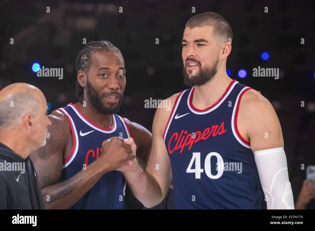 Los Angeles, Stati Uniti. 30 settembre 2024. Ivica Zubac (R) dei Los Angeles Clippers e Kawhi Leonard (L) partecipano al Media Day di LA Clippers all'Intuit Dome. Credito: SOPA Images Limited/Alamy Live News Foto Stock