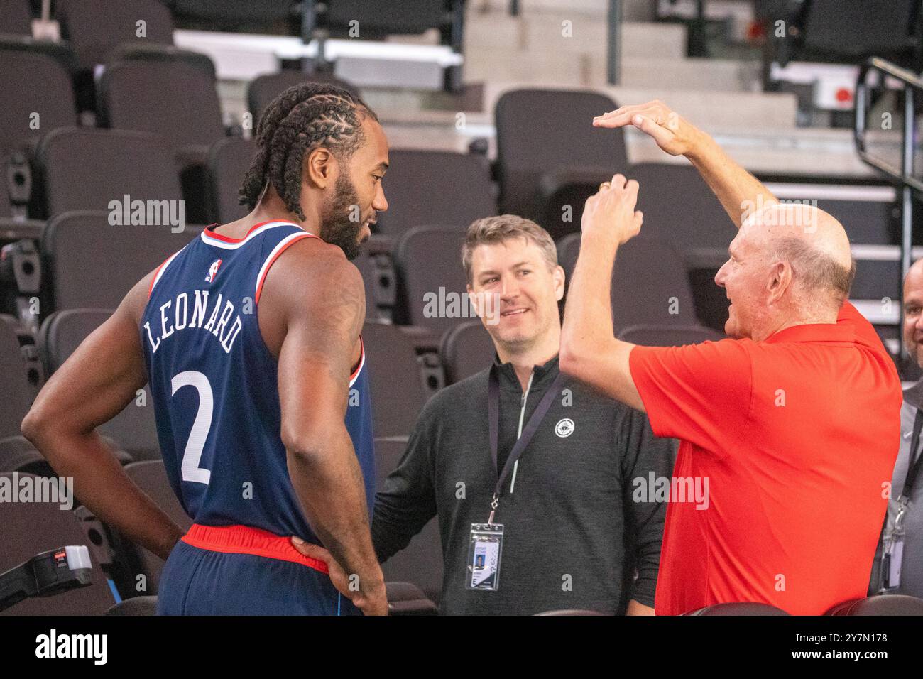 Los Angeles, Stati Uniti. 30 settembre 2024. Kawhi Leonard (L) dei Los Angeles Clippers e il proprietario Steve Ballmer (R) partecipano al Media Day di LA Clippers all'Intuit Dome. Credito: SOPA Images Limited/Alamy Live News Foto Stock