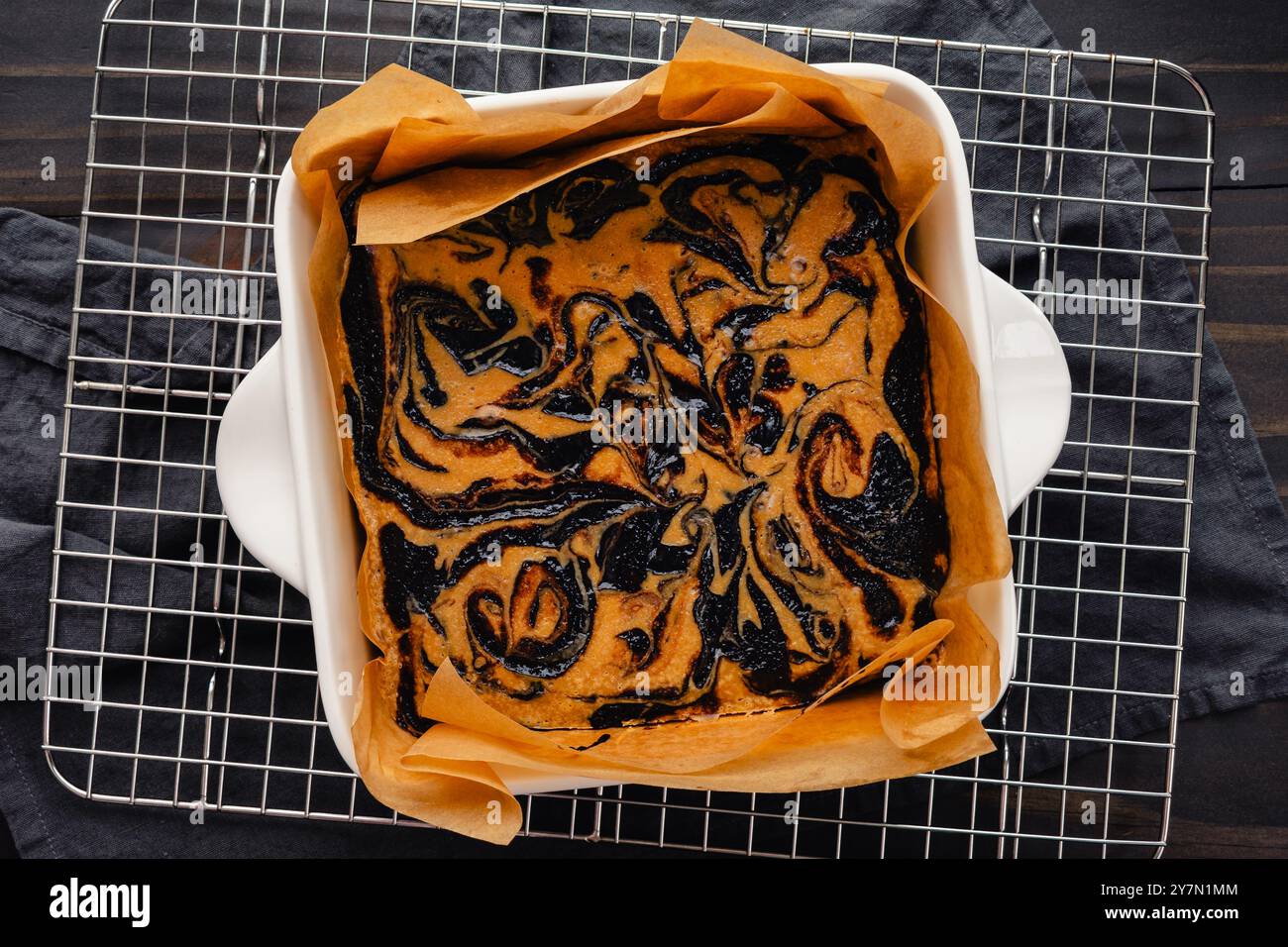 Brownie al cioccolato fondente con turbolenza al caffè vietnamita: Padella di brownie fatta con cacao nero in polvere e un turbinio di caffè più leggero Foto Stock