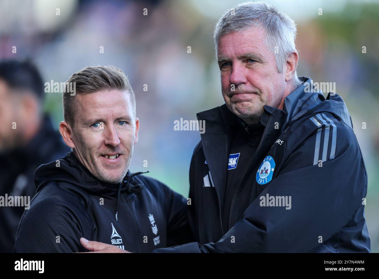 Lyngby, Danimarca. 29 settembre 2024. Il capo-allenatore Morten Karlsen (L) del Lyngby BK saluta il capo-allenatore Kent Nielsen del Silkeborg IF (R) prima del match danese 3F Superliga tra Lyngby BK e Silkeborg IF al Lyngby Stadion di Lyngby. Foto Stock