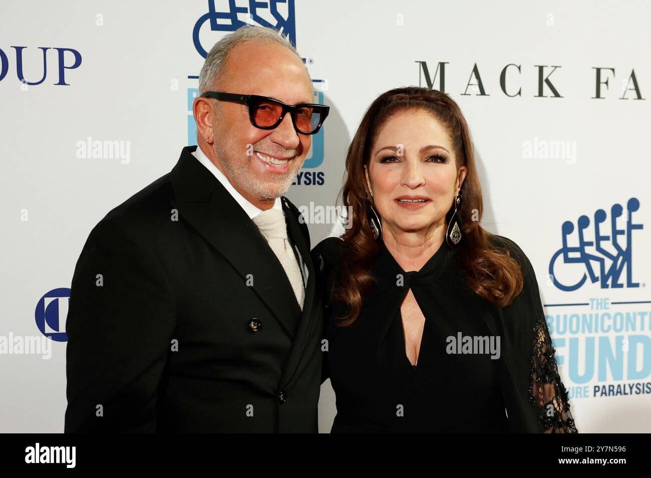 New York, Stati Uniti. 30 settembre 2024. Gloria Estefan ed Emilio Estefan arrivano sul tappeto rosso per la 39a cena annuale delle grandi leggende dello Sport, a beneficio del Fondo Buoniconti per curare la paralisi al New York Hilton Midtown lunedì 30 settembre 2024 a New York City. Foto di John Angelillo/UPI credito: UPI/Alamy Live News Foto Stock