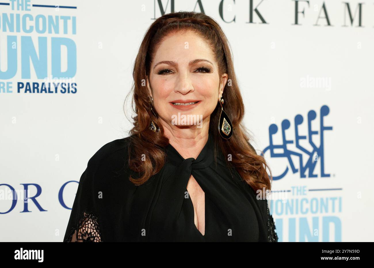 New York, Stati Uniti. 30 settembre 2024. Gloria Estefan arriva sul tappeto rosso per la 39esima cena annuale delle grandi leggende dello Sport a beneficio del Fondo Buoniconti per curare la paralisi al New York Hilton Midtown lunedì 30 settembre 2024 a New York City. Foto di John Angelillo/UPI credito: UPI/Alamy Live News Foto Stock