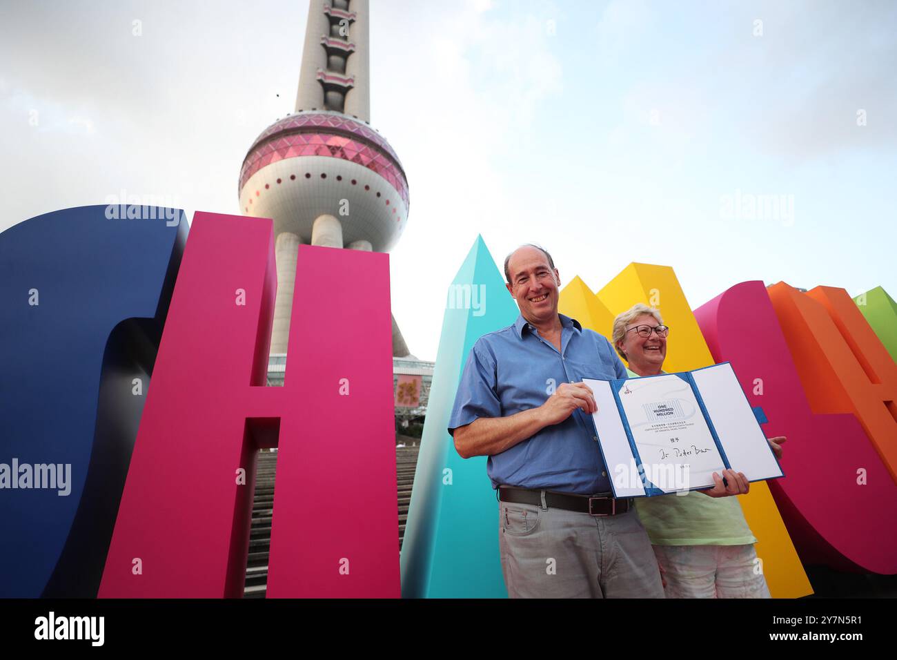 Pete Boyle e sua moglie fanno una foto insieme. Shanghai, Cina. 29 settembre 2024. L'Oriental Pearl TV Tower radio and Television Tower di Shanghai accoglie i primi cento milioni di turisti il 29 settembre 2024. Credito: Zhang Hengwei/China News Service/Alamy Live News Foto Stock