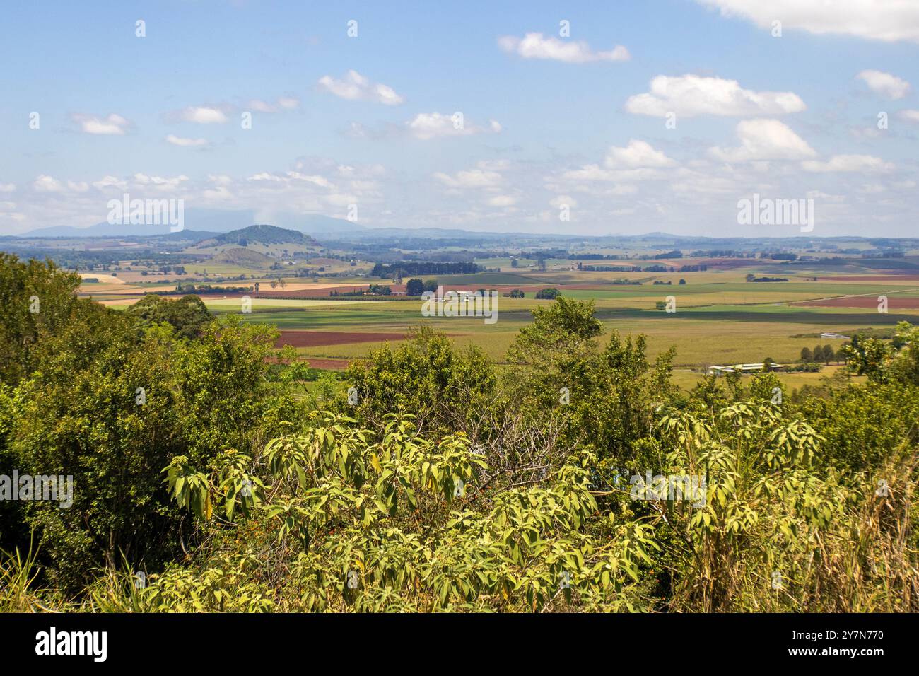 Hallorans Hill Lookout e parte della vista dal parco protetto e punto picnic sopra la città rurale di Atherton nell'estremo nord del Queensland Foto Stock