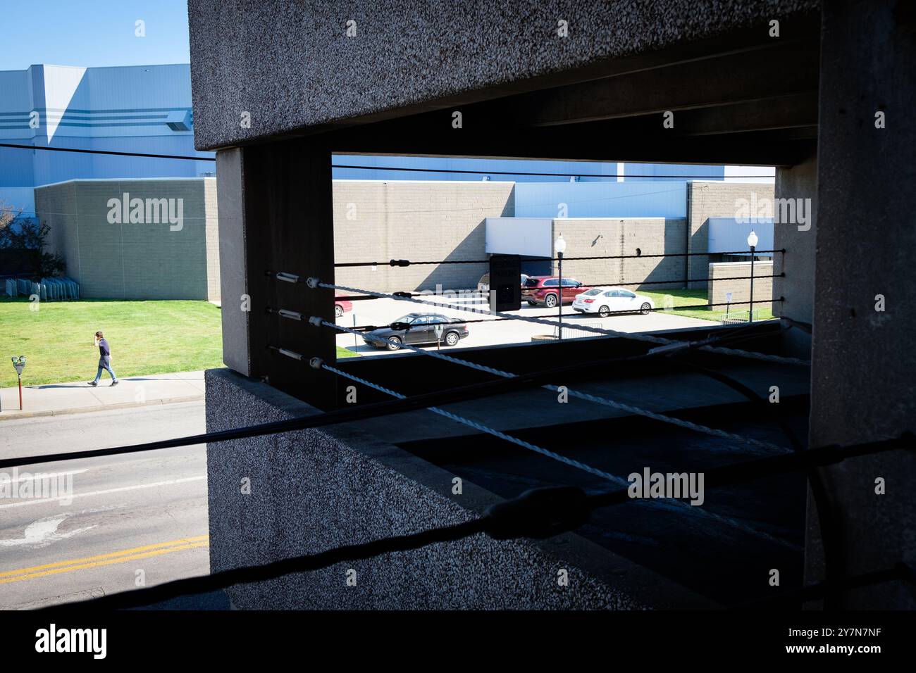 Persona che cammina da sola in un garage a Huntington, West Virginia, Stati Uniti. Foto Stock