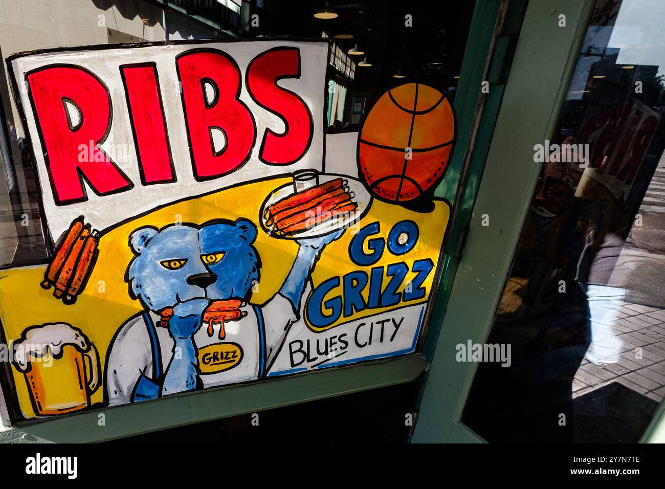 Cartellone pubblicitario per le costolette e la squadra di pallacanestro professionistica NBA dei Memphis Grizzlies al Blues City Cafe, Memphis, Tennessee, USA. Foto Stock