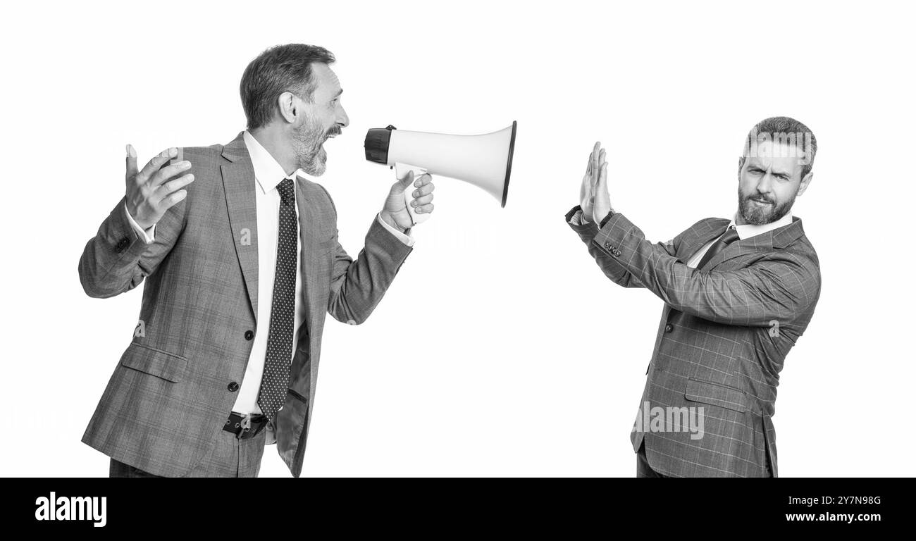 uomo d'affari che urla su un dipendente in un altoparlante isolato su bianco. un uomo d'affari ha un conflitto sulla promozione. uomo d'affari che risolve i conflitti. rivalità Foto Stock