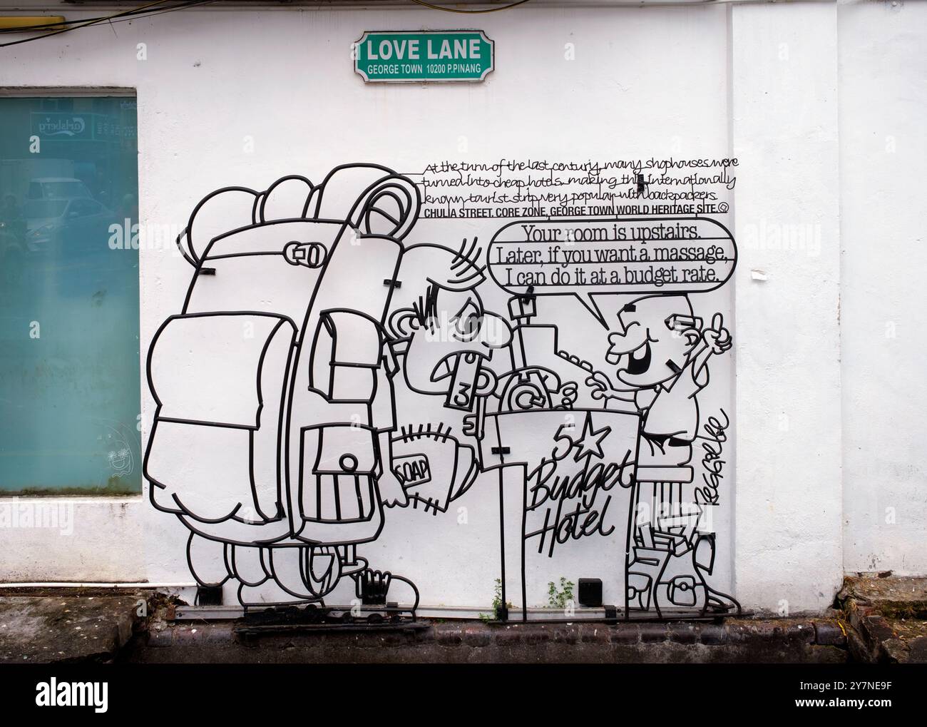 Malesia: "Hotel economici" di Reggie Lee, Lorong Love (Love Lane), Georgetown, Pulau Penang (Penang Island). Reggie Lee è un'artista, fumettista e designer malese. È l'artista dietro molte delle sculture metalliche tridimensionali di Georgetown disseminate per le strade. Foto Stock
